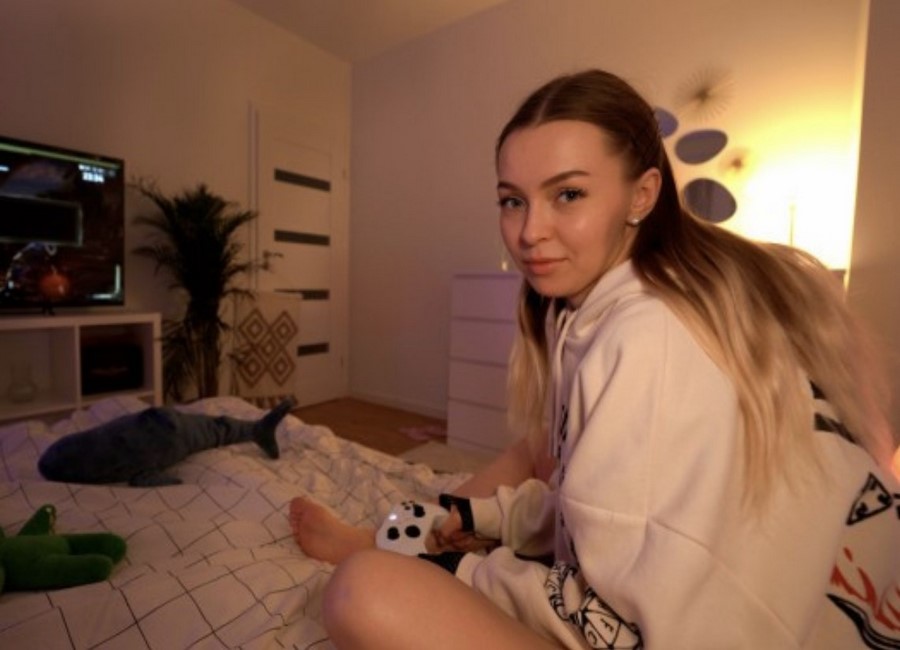 LIs Evans Playing In Xbox And Fucking FullHD 1080p