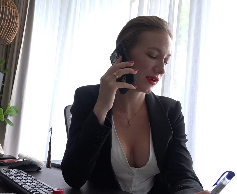 Angel Desert Secretary Answers Calls While Her Boss Fucks Her UltraHD/4K 2160p