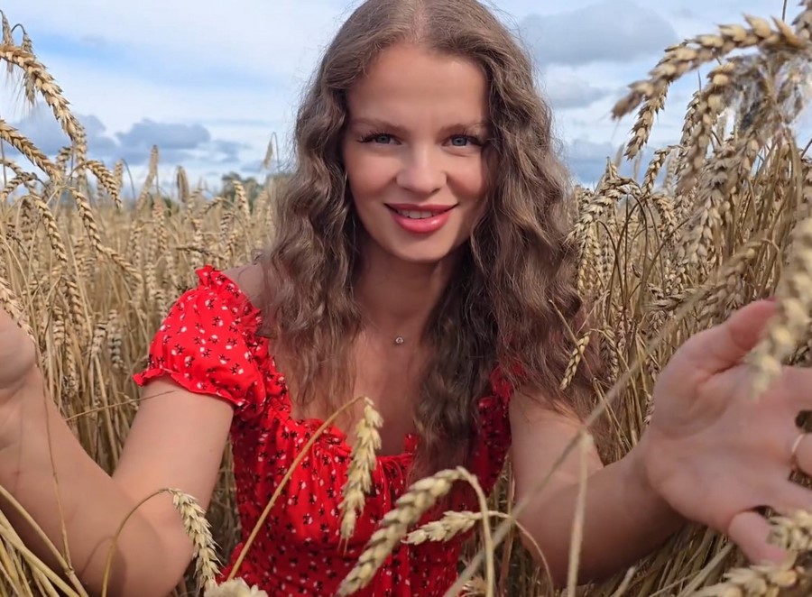 S-Wife Katy Sex In A Wheat Field FullHD 1080p